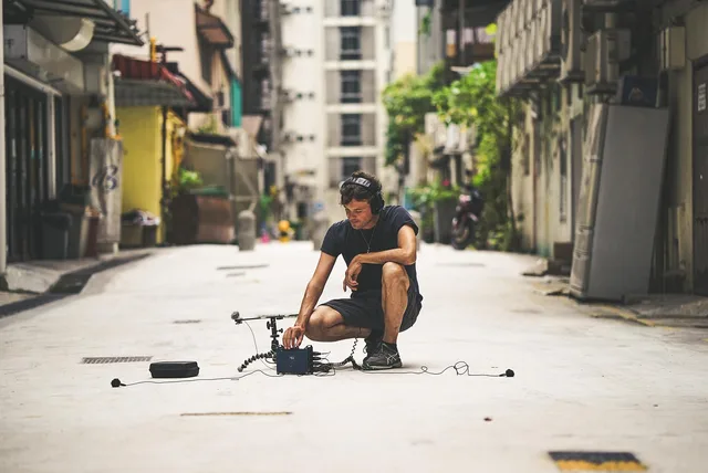 sound recording, sound, microphone, micro, recording, music, vocal microphone, audio, records, talk, sound studio, man, road, sit, squat, singapore, interview, technology, speakers, squat, squat, singapore, interview, interview, interview, interview, interview. Audio-Werkzeuge für Creator