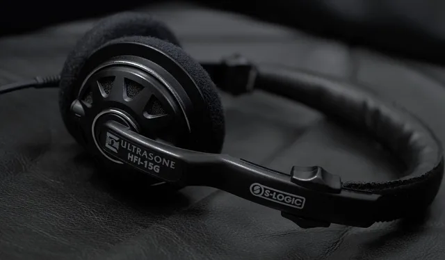 audio, headphones, monitor, recording, mixer, studio, equipment, sound, music, design, black, gray design, gray headphones. Audioquellen im Livestream kontrollieren