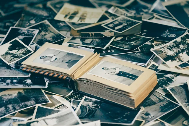 photos, nostalgia, retro, photography, woman, man, memories, photo album, photos, photos, memories, memories, memories, photo album, photo album, photo album, photo album, photo album. Eine Quelle für jedes verwendete Medium dokumentieren