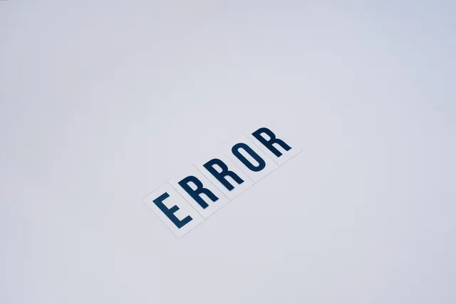 Simple and minimalist image showcasing the word 'ERROR' on a white background. Fehler bei geplanten Posts sichtbar machen