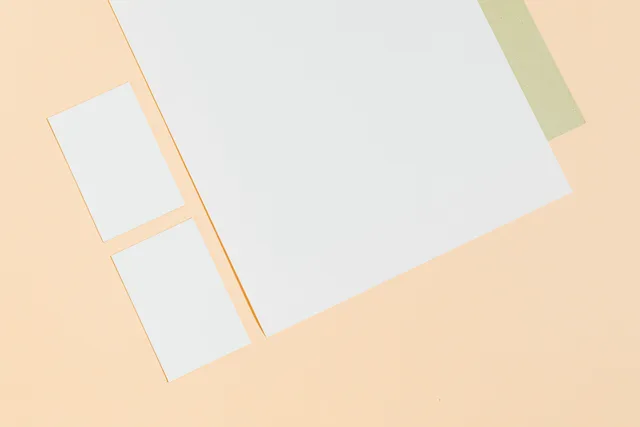 Abstract arrangement of blank paper sheets on soft yellow background, perfect for copyspace. Vorlagen und frei gestaltbare Layouts vergleichen